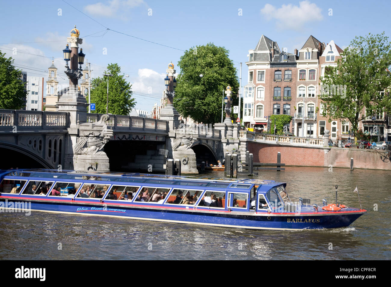 Paesi Bassi. Amsterdam. La barca turistica sul fiume Amstel. Foto Stock