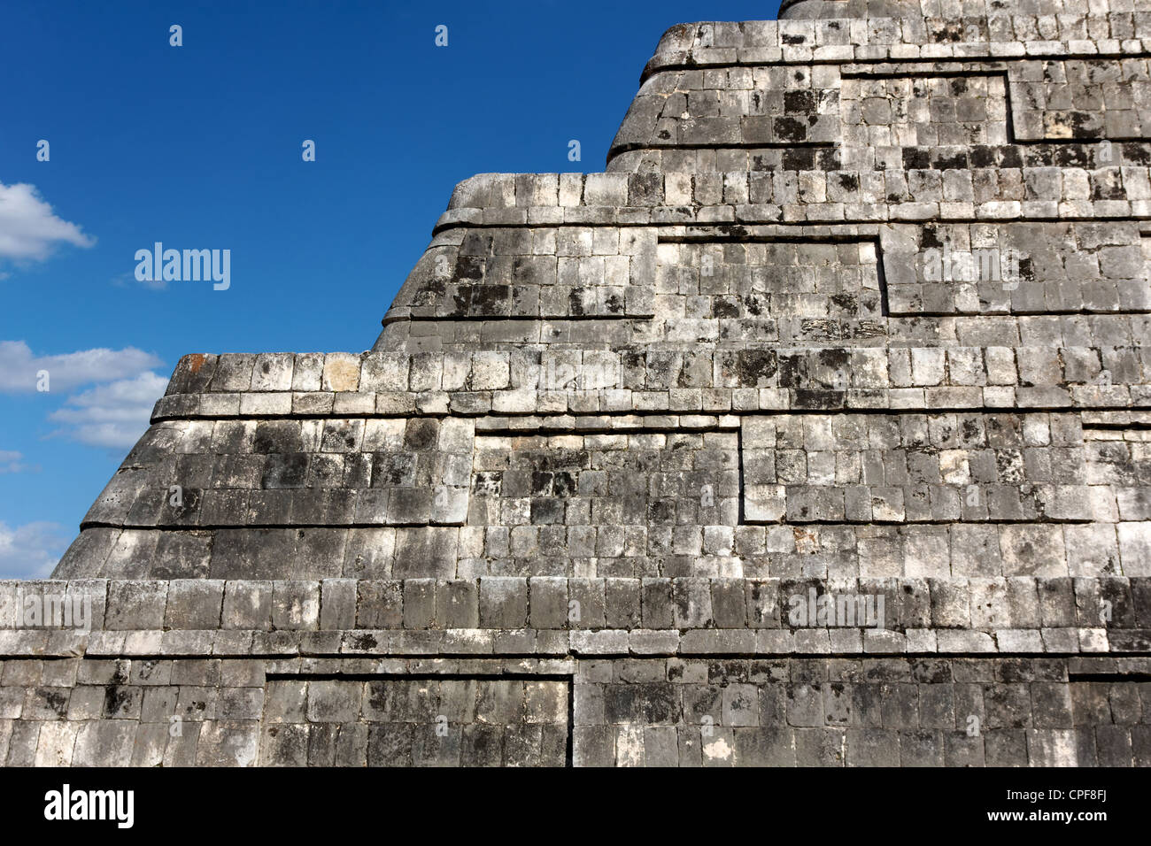 Dettaglio delle fasi della piramide Maya di Kukulkan a Chichen Itza, Yucatan, Messico. Foto Stock