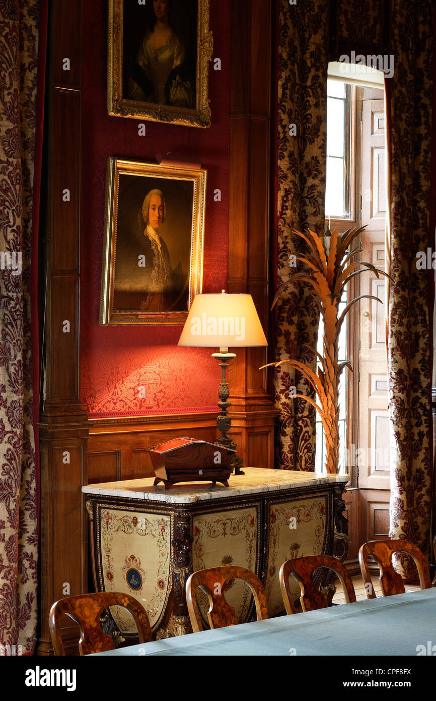 Interno di un elegante casa inglese con mobili antichi e un ricordo in legno box Foto Stock