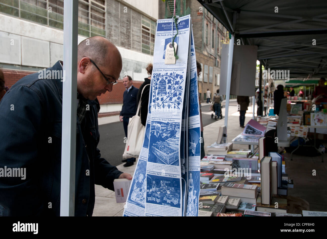 Goldsmith fila Hackney. Domenica mattina il mercato librario. Stallo con volantini per la vita Spitafields Foto Stock