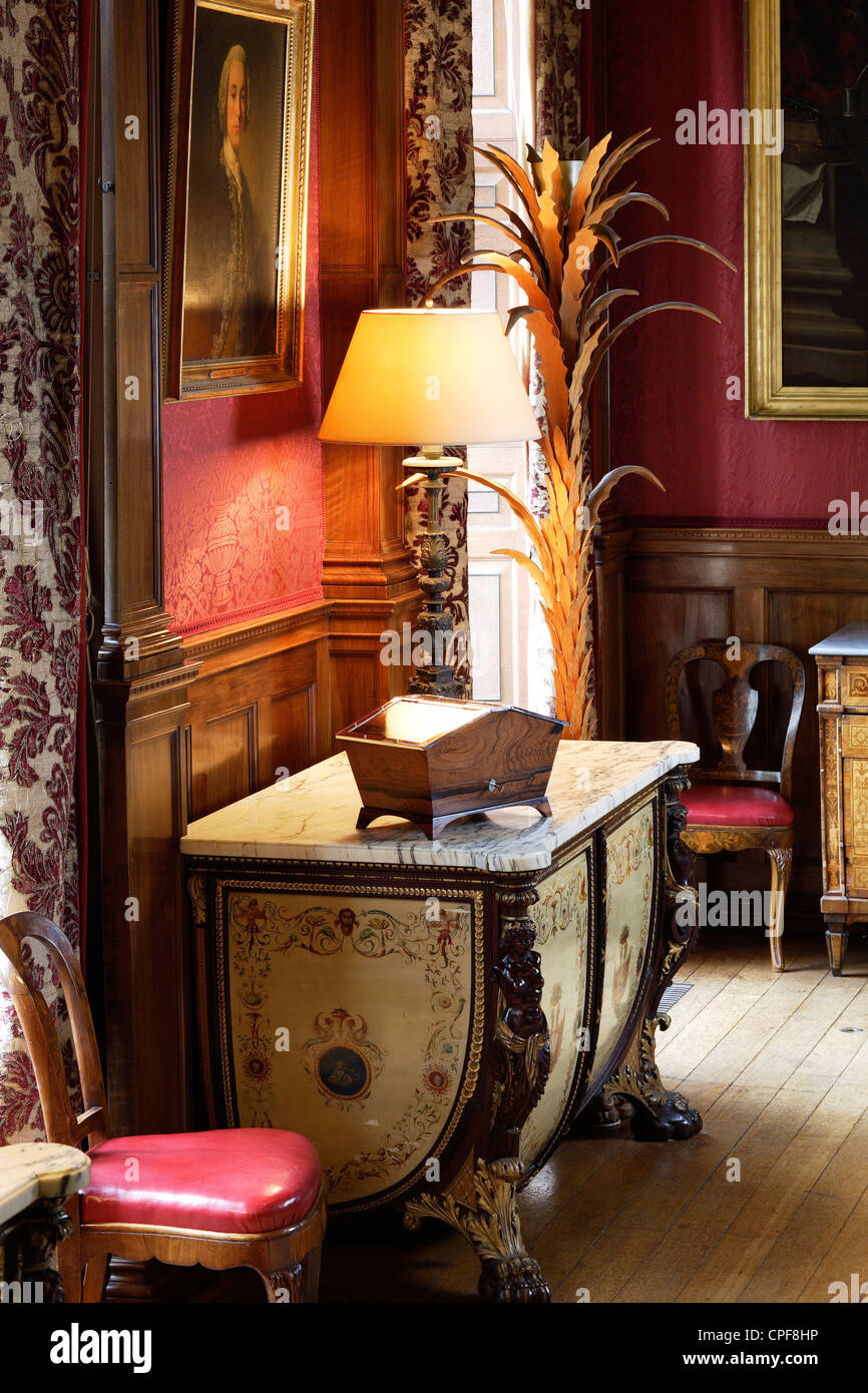 Interno di un elegante casa inglese con mobili antichi e un ricordo in legno box Foto Stock