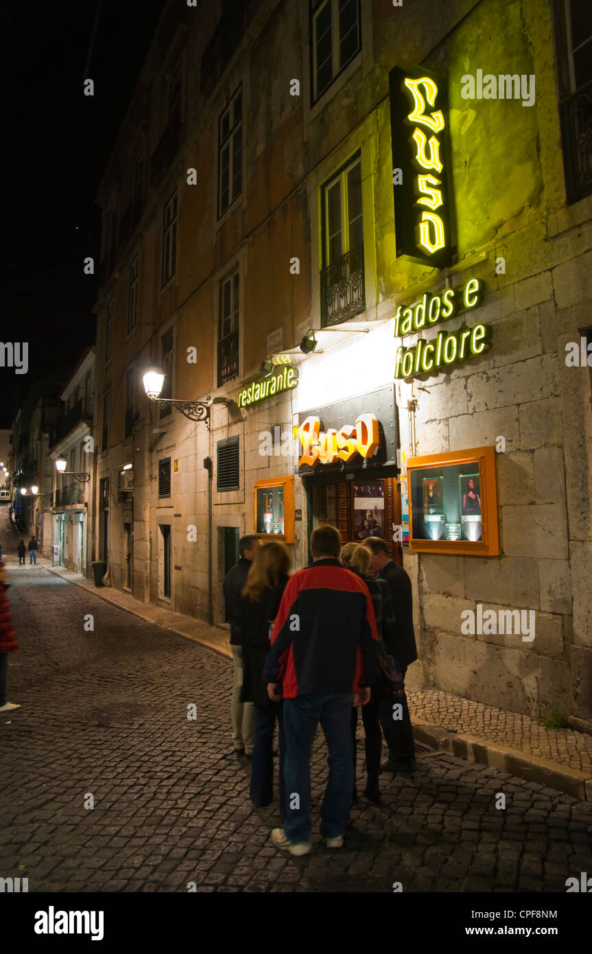I turisti al di fuori del fado Lusu bar ristorante quartiere Bairro Alto centro di Lisbona Portogallo Europa Foto Stock