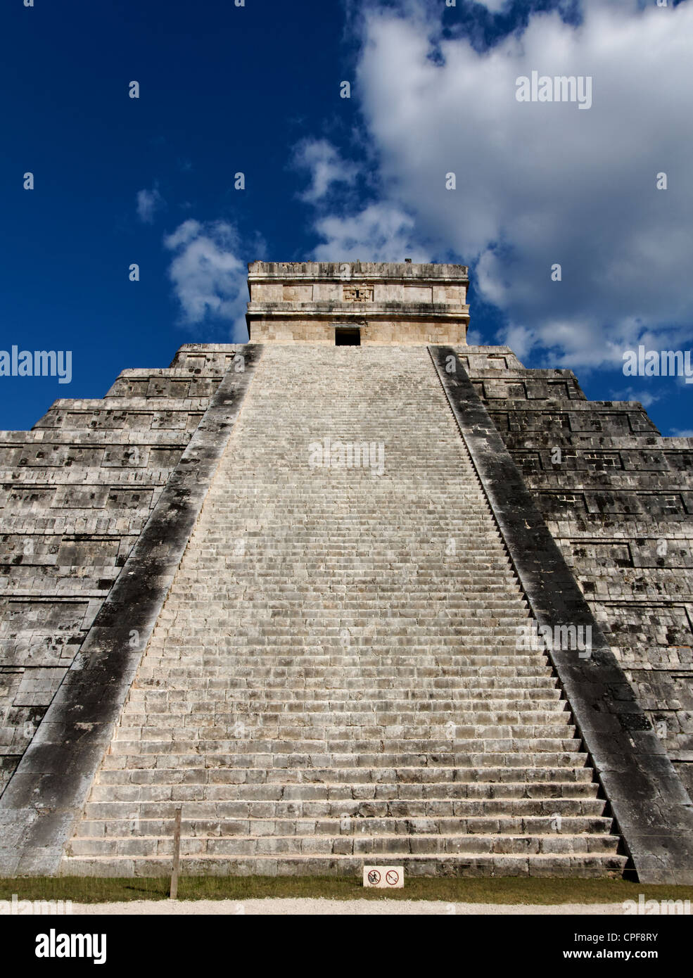 Vista su per le scale della Piramide di Kukulkan a Chichen Itza, Yucatan, Messico. Foto Stock