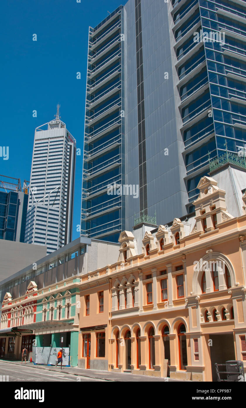 Luogo di foresta unisce vecchi e nuovi edifici nel centro cittadino a Williams Street Perth in Western Australia Australia Foto Stock