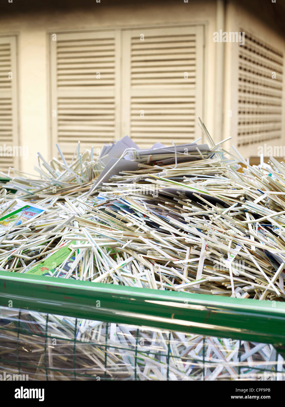 Carta riciclata e rifiuti provenienti da una macchina da stampa a Johor, Malaysia. Foto Stock