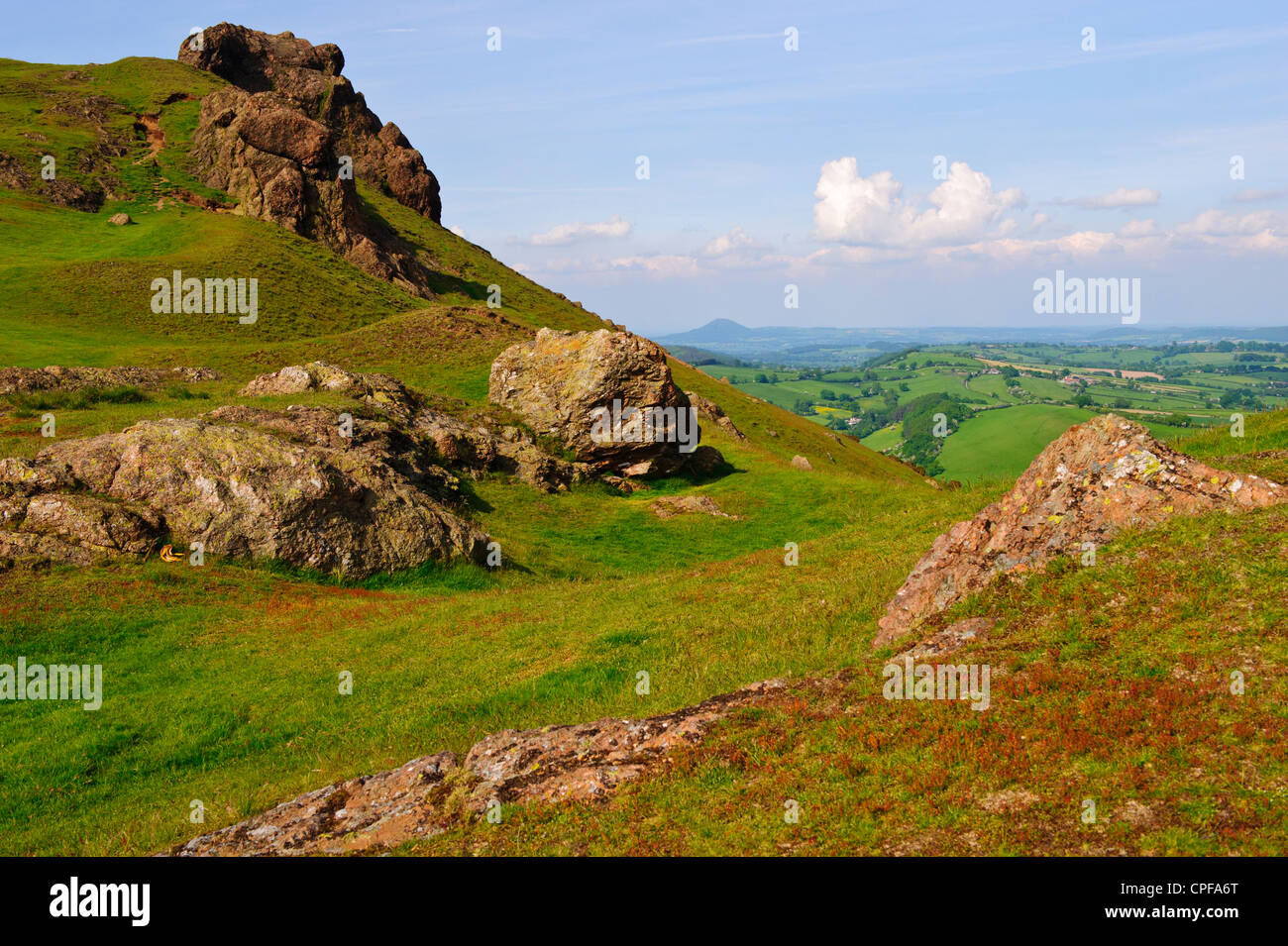 Alta sul crinale di Caer Caradoc, Shropshire, Inghilterra, con il Wrekin nella distanza Foto Stock