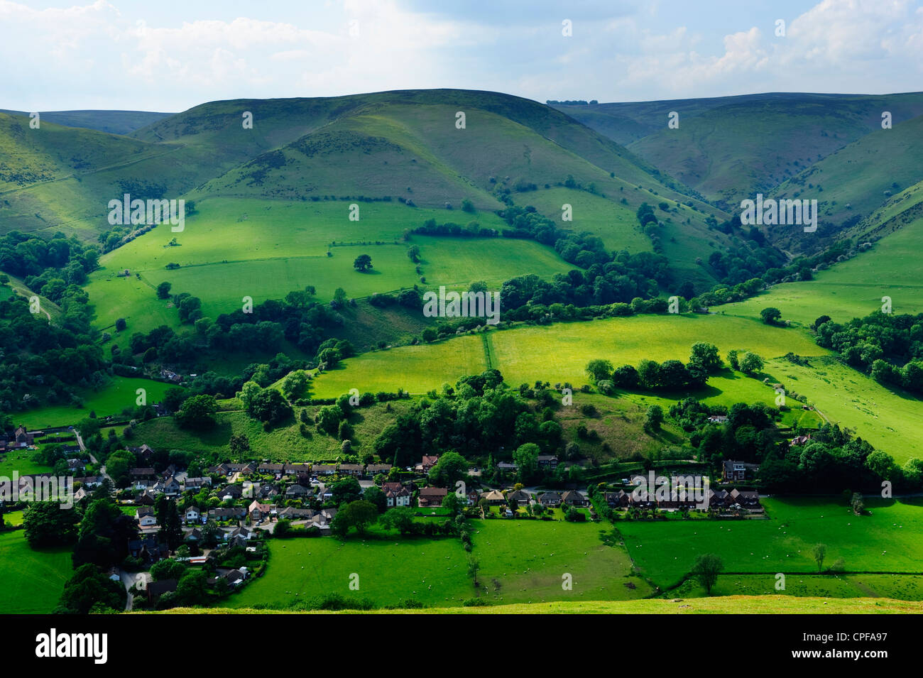 Vista dalla collina Ragleth, Shropshire, Inghilterra, guardando verso Little Stretton e la cresta del Long Mynd Foto Stock