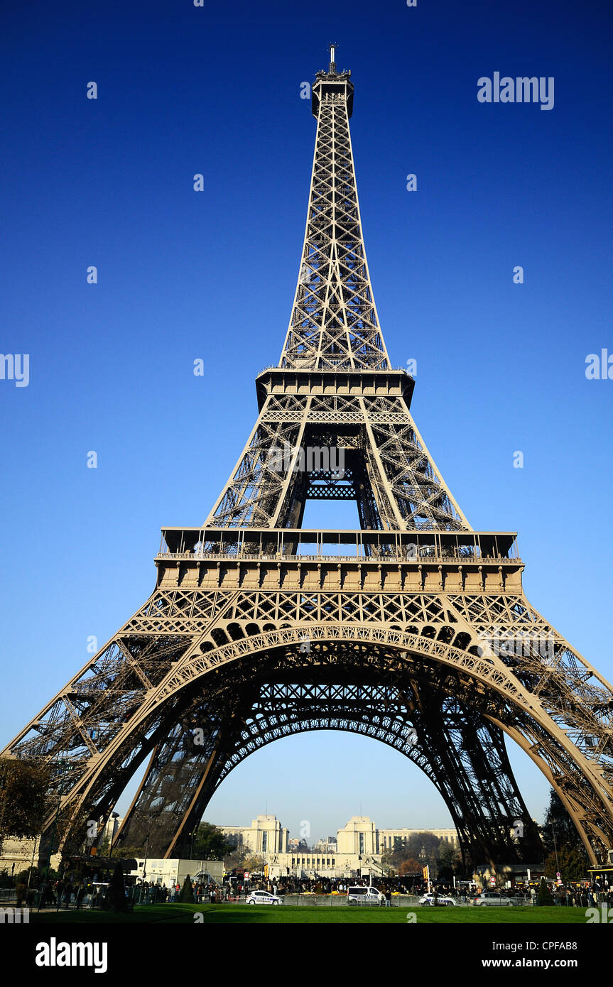 Visualizzare presso la Torre Eiffel dal Champ de Mars (Campo di Marte) Foto Stock