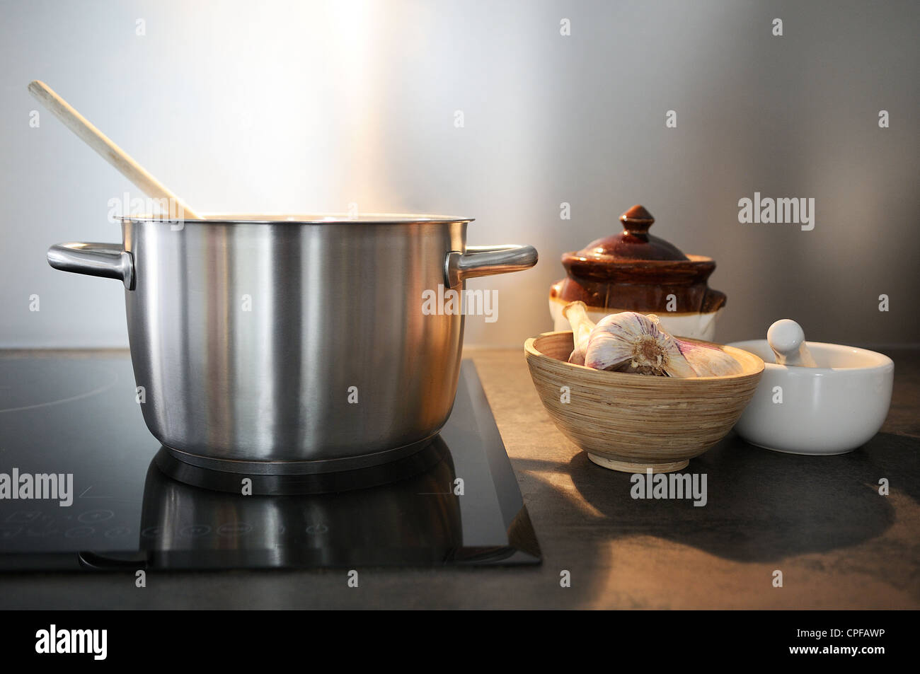 Sviluppo di una ricetta in un tegame sul fuoco Foto Stock
