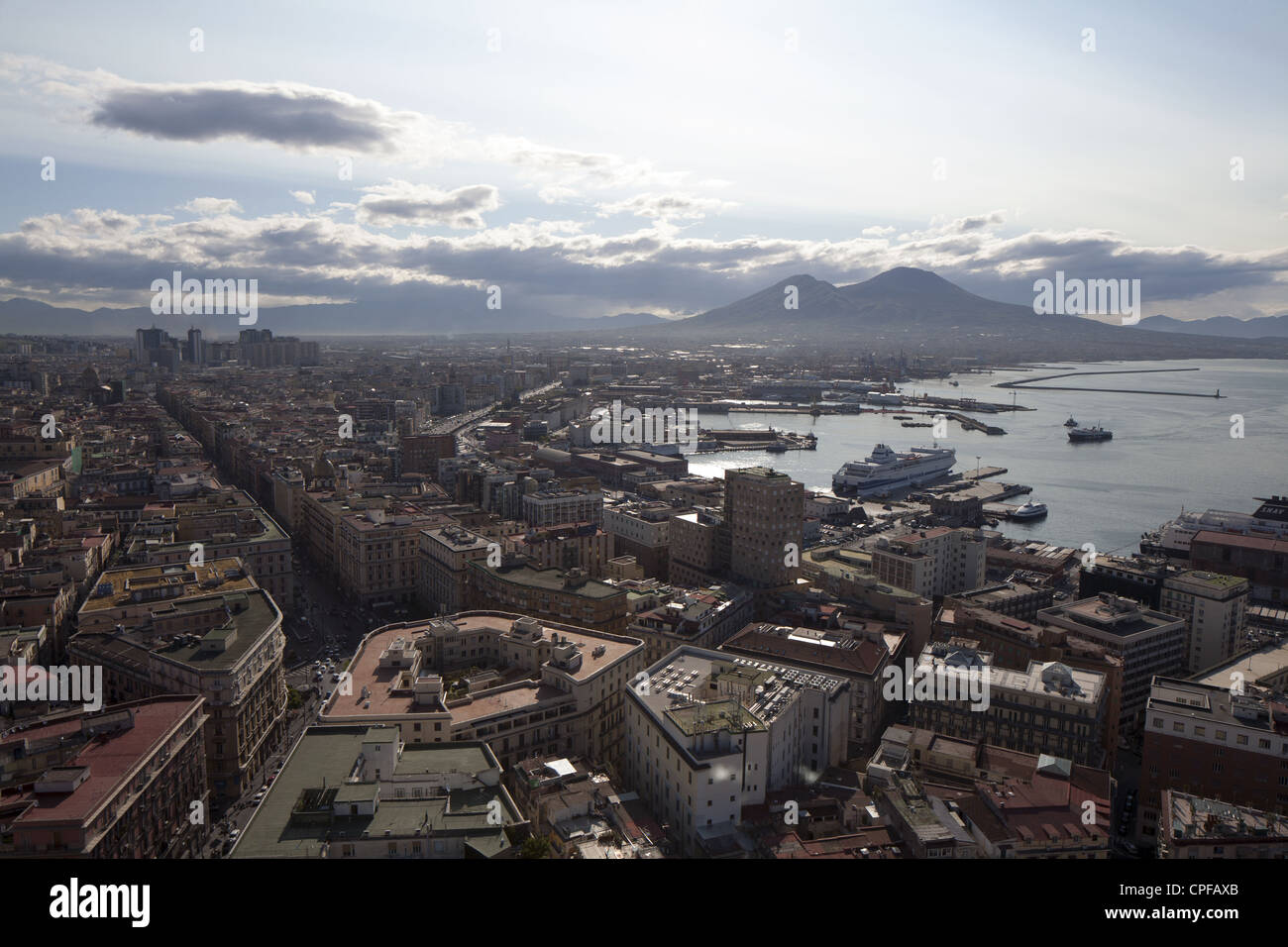 Vista del golfo di Napoli con la città, il porto di Marina e Vesuvio, Italia Foto Stock
