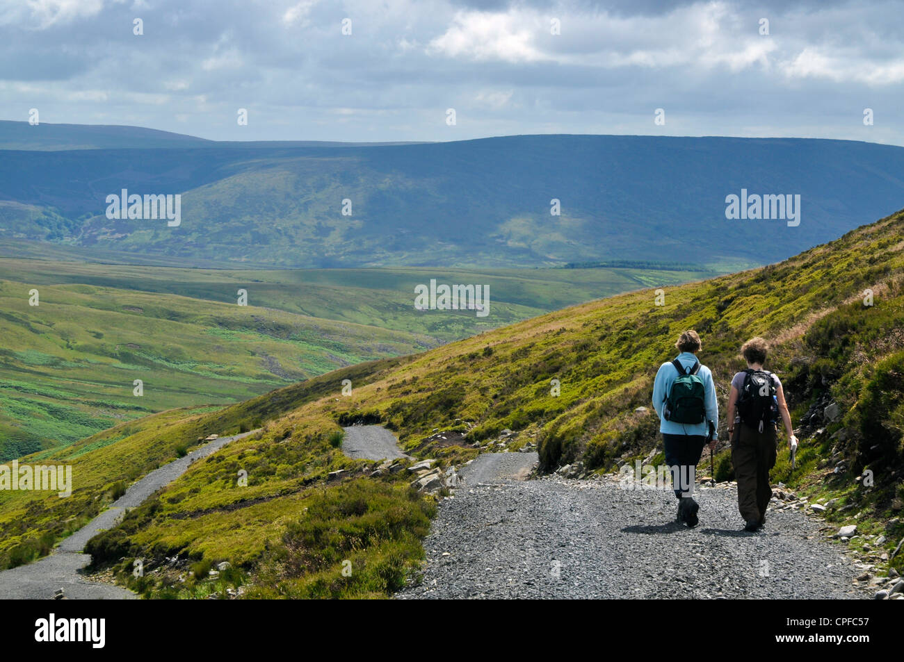 Walkers sul Ward della pietra, nella foresta di Bowland AONB Foto Stock