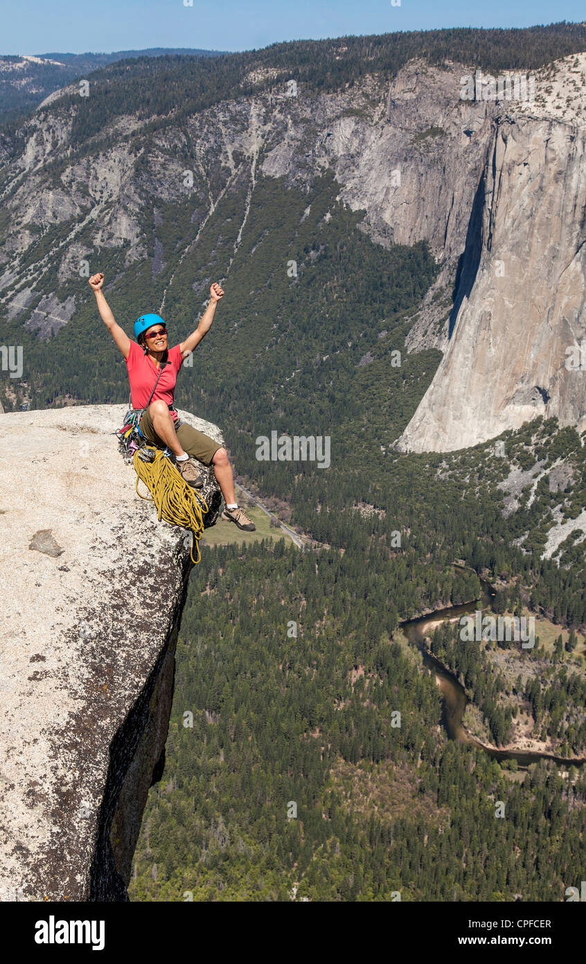 Scalatore coetanei oltre il bordo di un abisso nel Parco Nazionale di Yosemite. Foto Stock