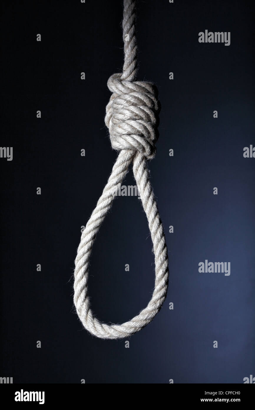 Anello classico nodo sullo sfondo scuro Foto Stock