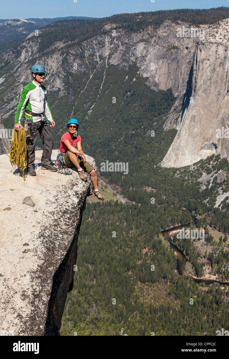 Gli alpinisti sul vertice dopo una impegnativa salita. Foto Stock
