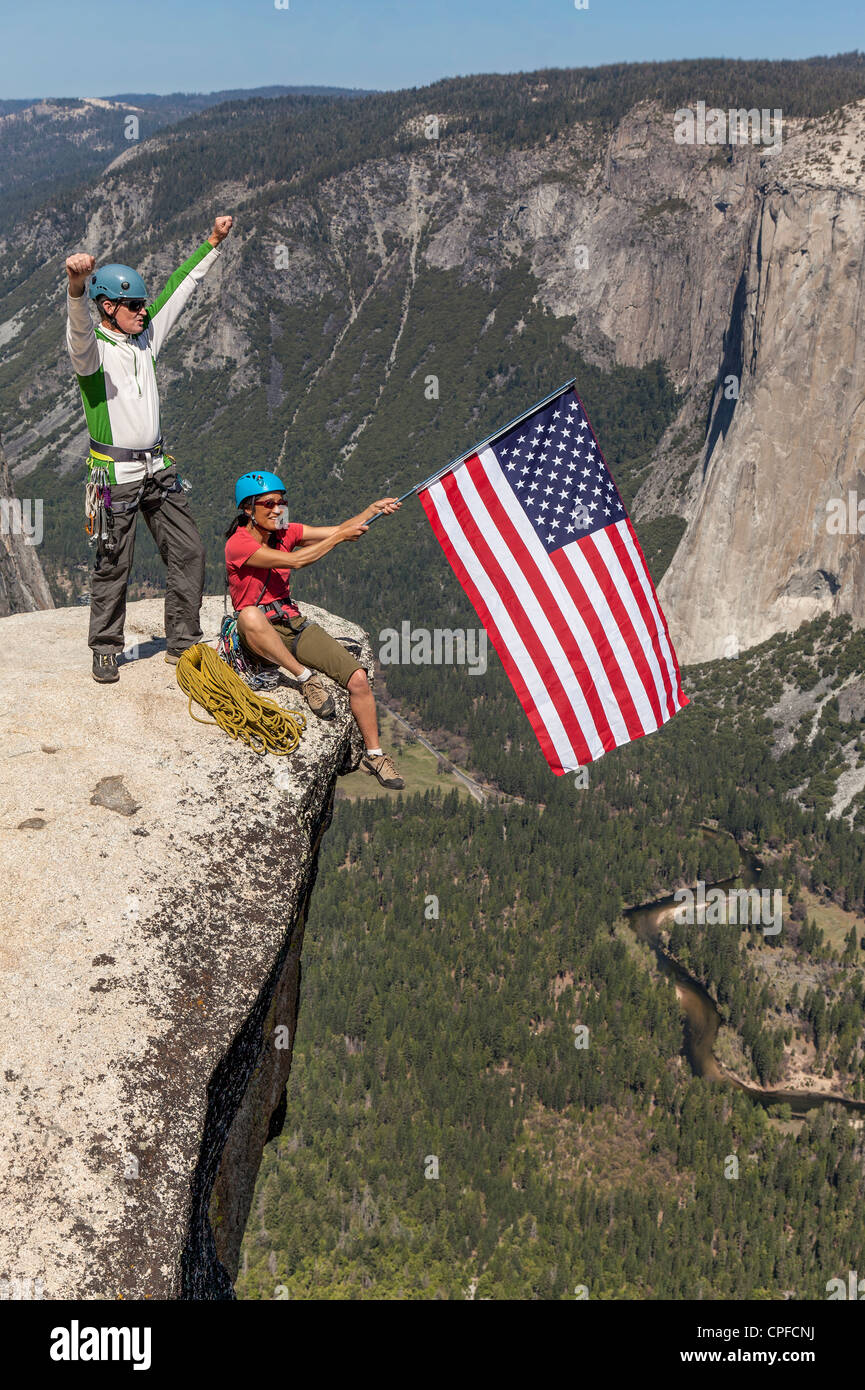 Scalatore onde una bandiera americana sul vertice. Foto Stock