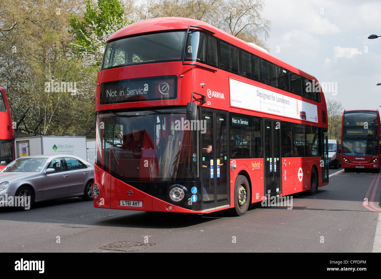 Il nuovo autobus per Londra su un sentiero di eseguire in Grosvenor Place, Londra. 8 autobus saranno utilizzati come prototipi per testare i veicoli. Foto Stock