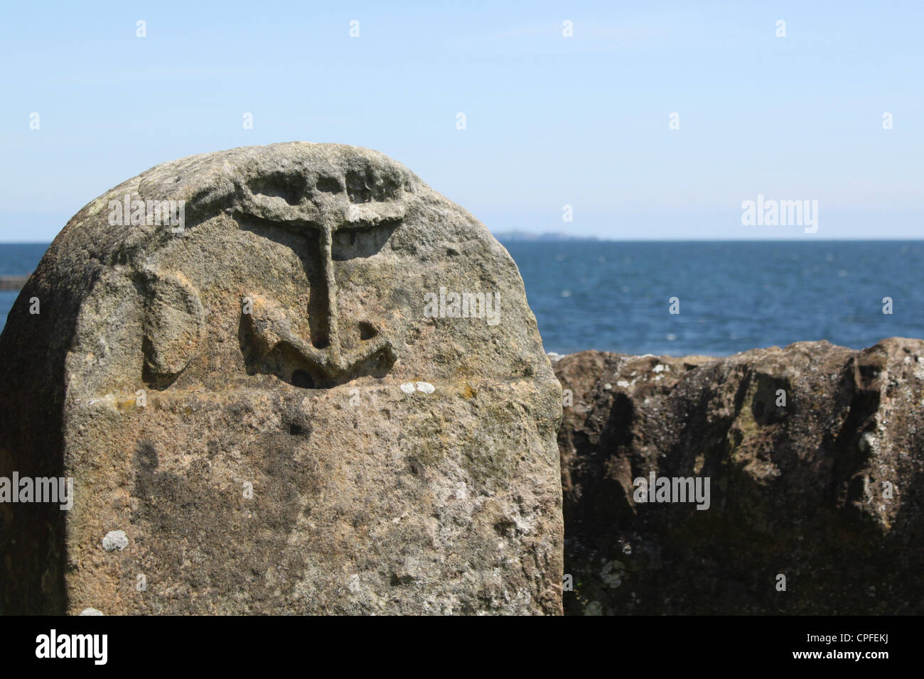 Pietra tombale di mare in St Monans Chiesa, Fife, Scozia Foto Stock