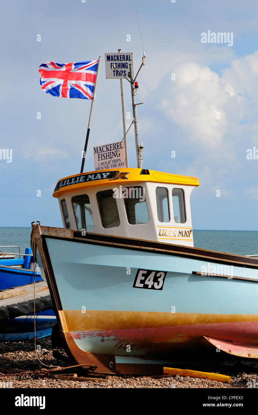 Barche di pescatori sulla spiaggia di birra, birra, Dorset, Inghilterra Foto Stock