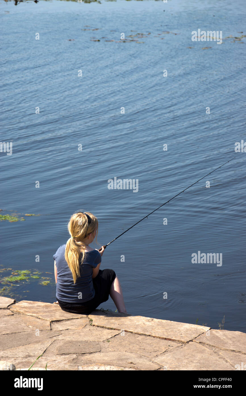 Ragazza di pesca in lago bianco vicino a Whitehall, MI, Stati Uniti d'America Foto Stock