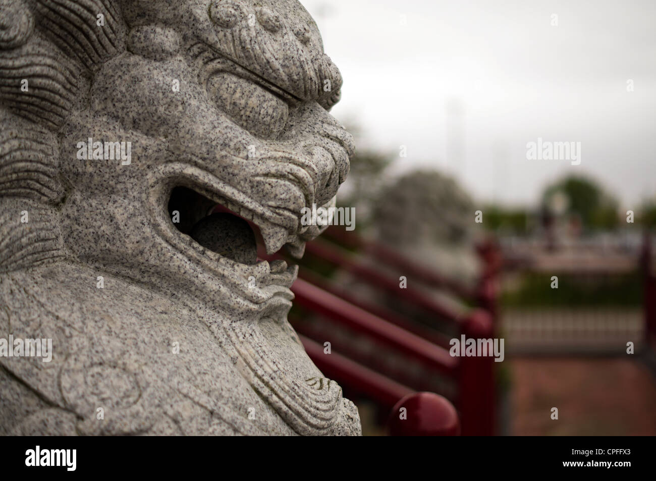 Il granito Cinese statue Lion da una scalinata rossa Foto Stock