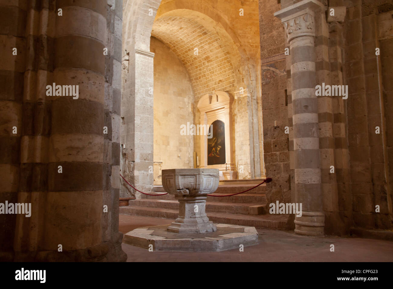 Fonte battesimale in antica chiesa cristiana di Sovana, Toscana Foto Stock