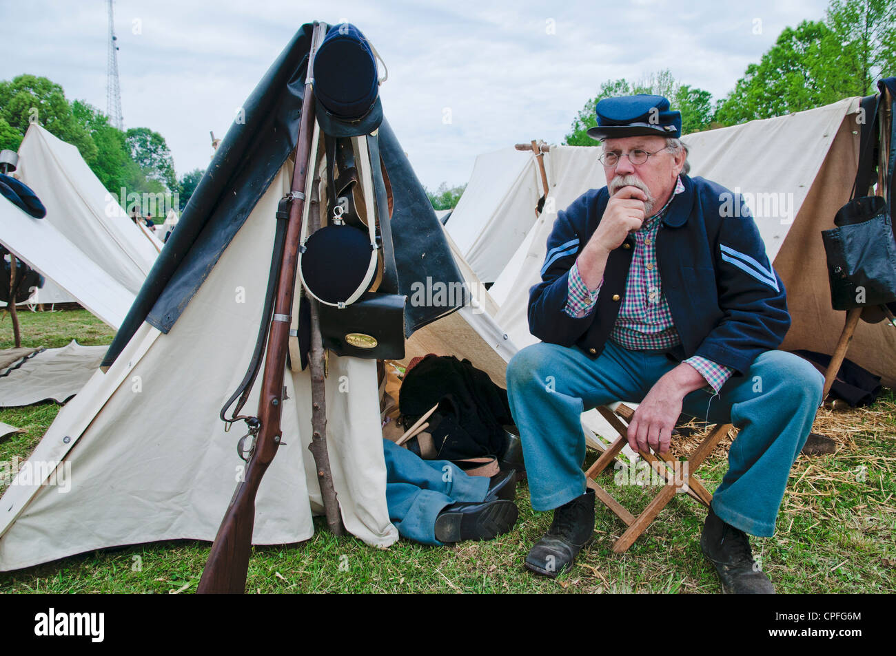 Vecchio soldato dell'esercito dell'Unione seduta vicino la sua tenda, guerra civile rievocazione storica , Bensalem, STATI UNITI D'AMERICA Foto Stock