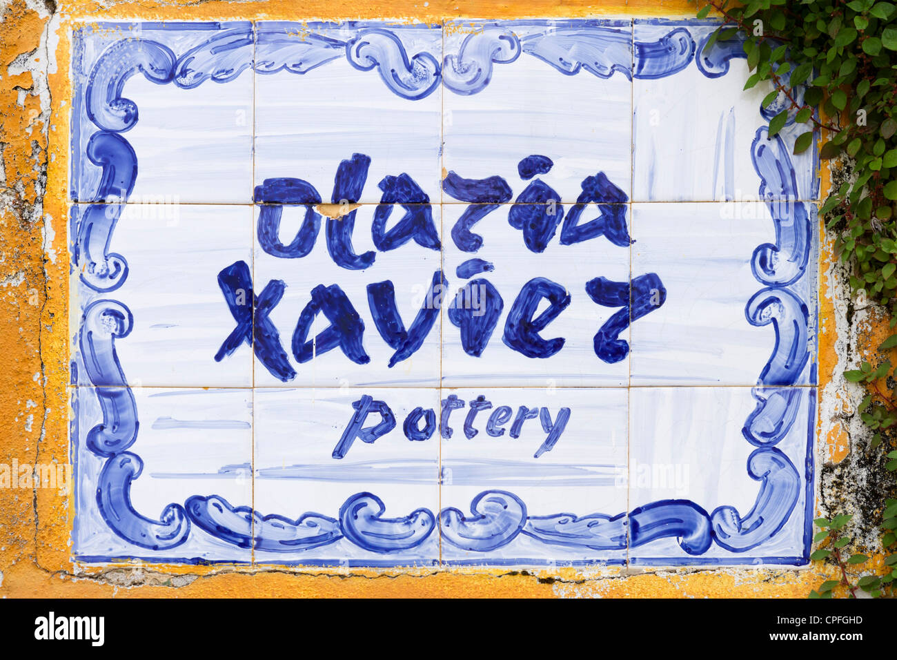 Segno al di fuori di un tradizionale negozio di ceramiche nella città terrestre di Loule, Algarve, PORTOGALLO Foto Stock