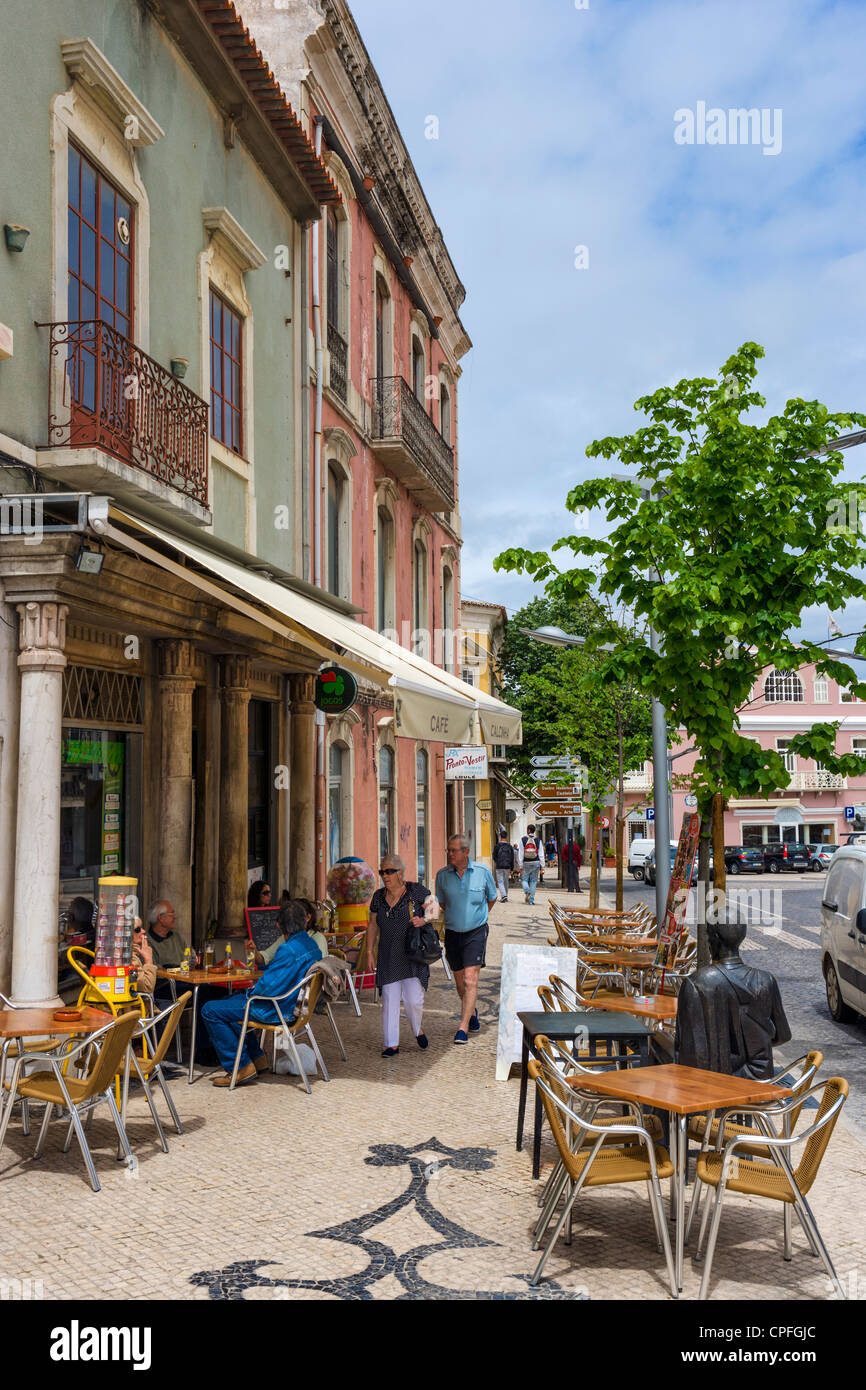Street Cafe nel centro della città, Rua Jose Fernandes Guerreiro, Loule, Algarve, PORTOGALLO Foto Stock