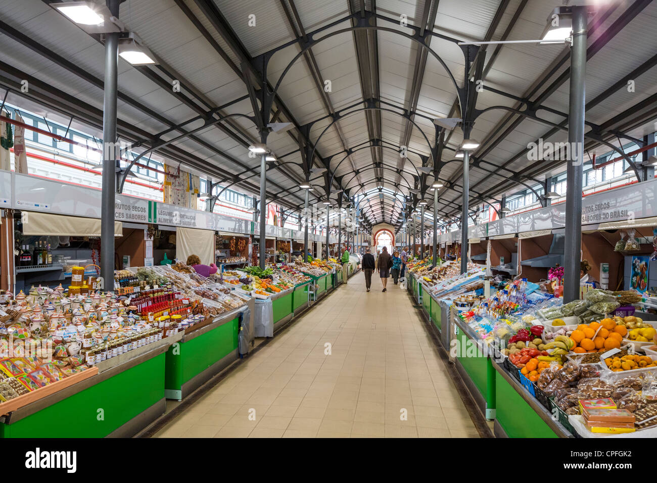 Interno del mercato coperto in centro città, Rua Jose Fernandes Guerreiro, Loule, Algarve, PORTOGALLO Foto Stock