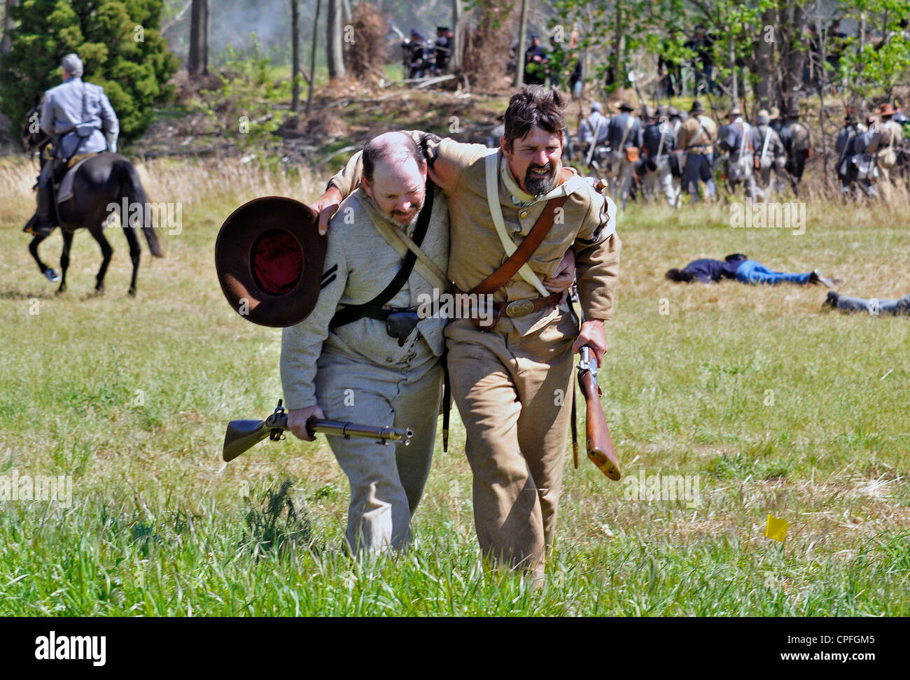 Gli Stati confederati soldato dell'esercito di soccorso ferito il suo amico, guerra civile rievocazione storica , Bensalem, Pennsylvania, STATI UNITI D'AMERICA Foto Stock