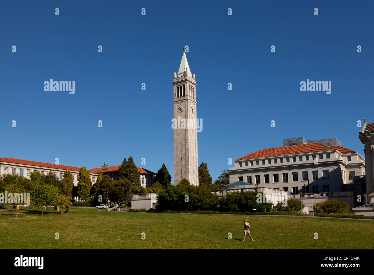Sather Tower presso il centro della UC Berkeley campus. Foto Stock