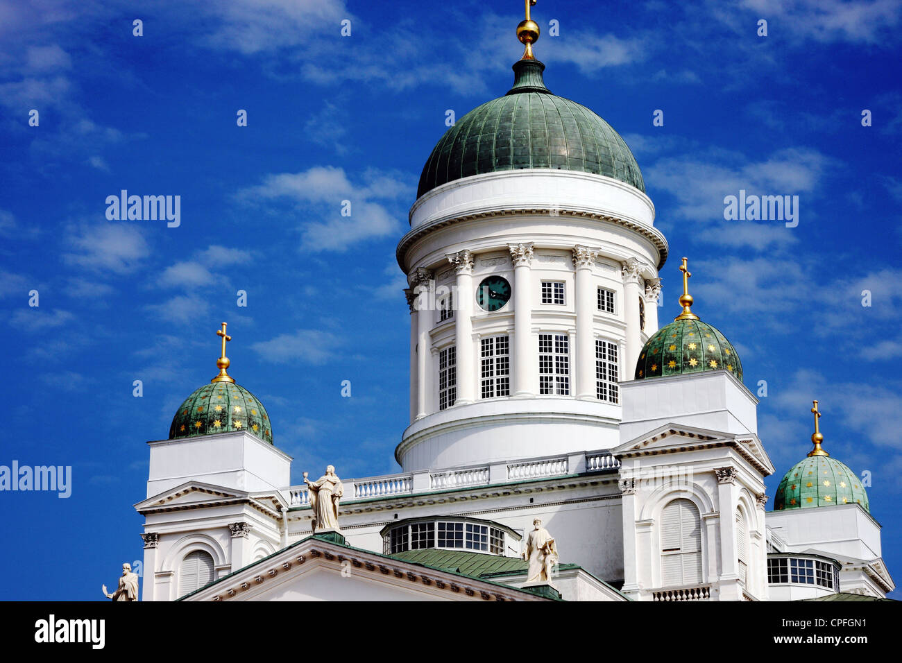 La magnifica cattedrale di Helsinki Finlandia insieme contro un bel cielo estivo Foto Stock