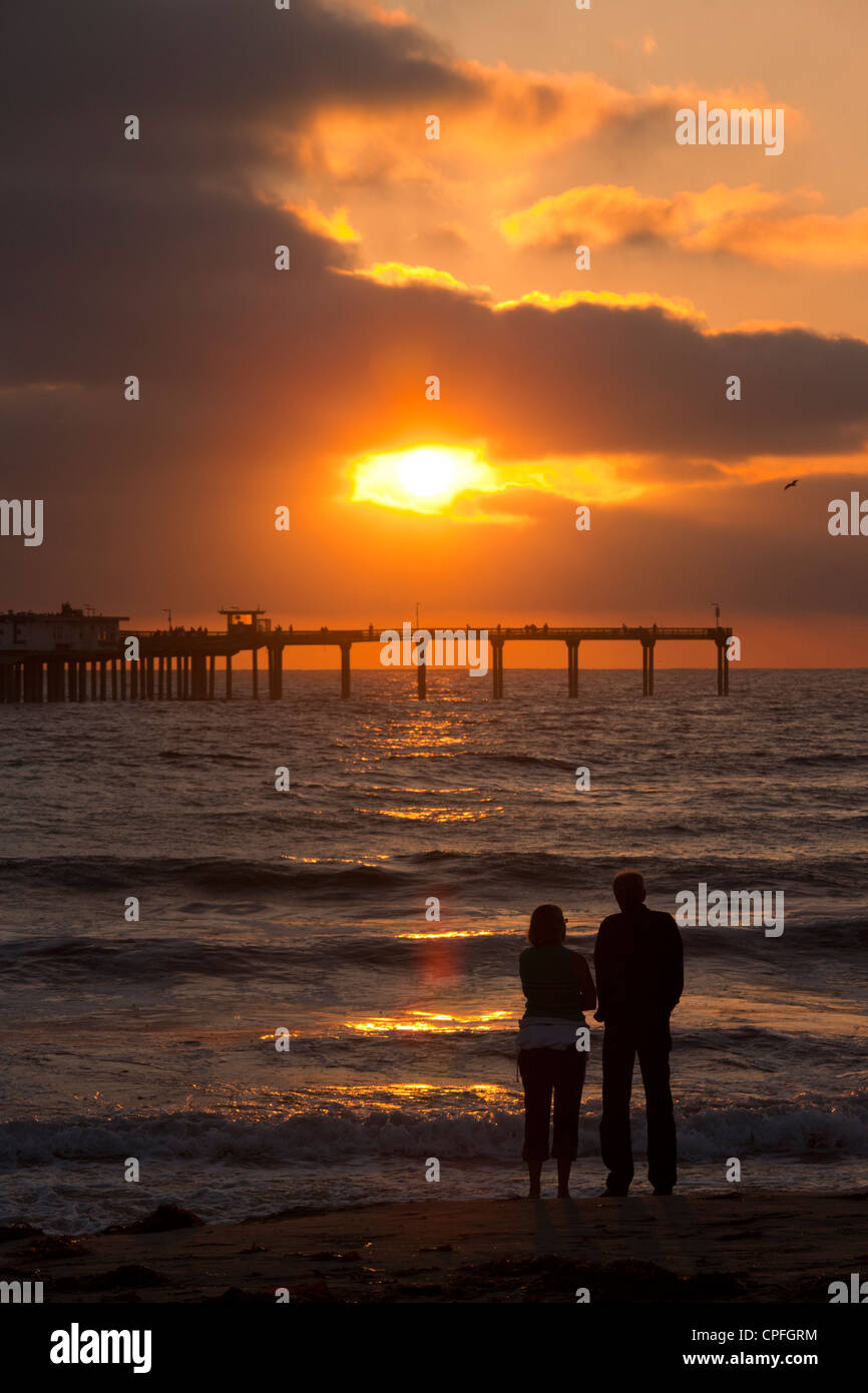 Coppia sulla spiaggia dell'oceano al tramonto. San Diego, California. Foto Stock
