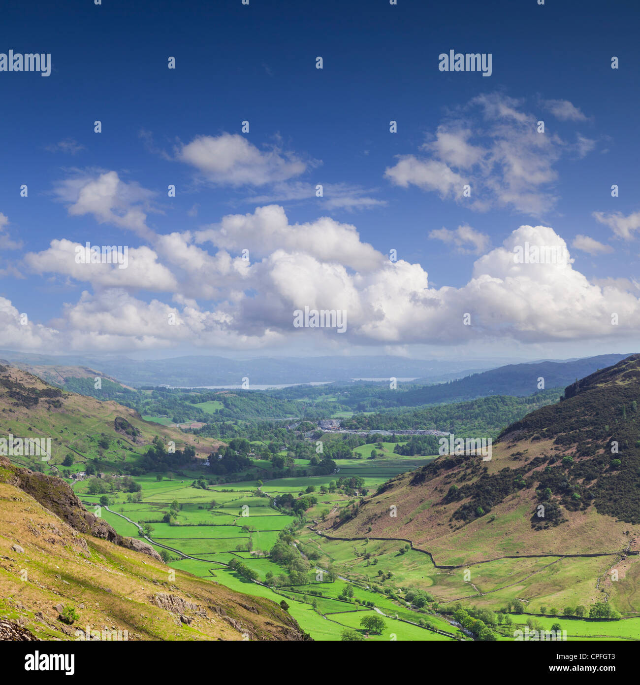 Una bella giornata di sole nel Lake District inglese, questo è grande Langdale da Stickle Ghyll. Foto Stock