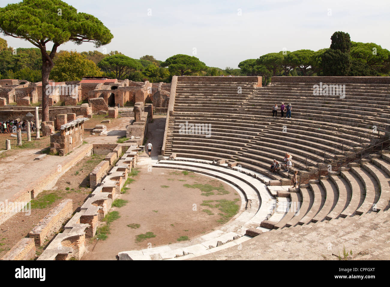 La cavea del teatro all'antica porta romana città rovina di Ostia vicino Roma. Foto Stock