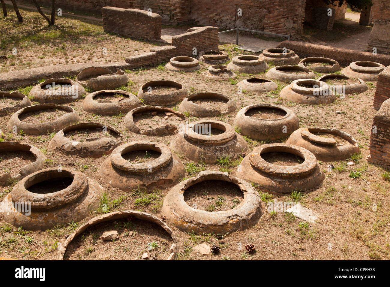 Furono sepolti urne cinerarie presso il Caseggiato dei doli all'antico porto romano rovina città di Ostia vicino Roma Foto Stock