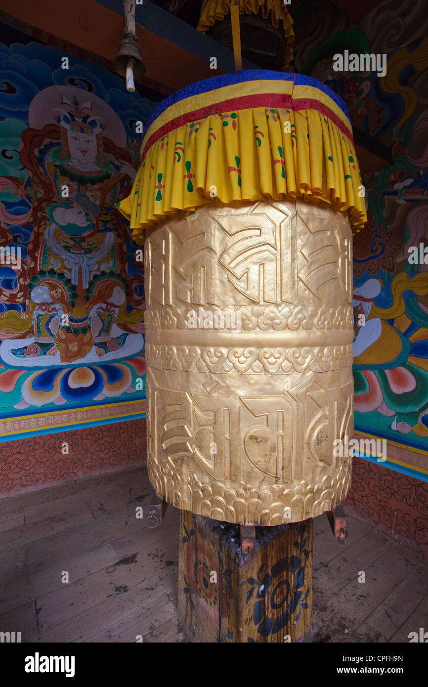 Golden preghiera ruota con un panno giallo all'ingresso Punakha Dzong. Punakha, Bhutan. Foto Stock