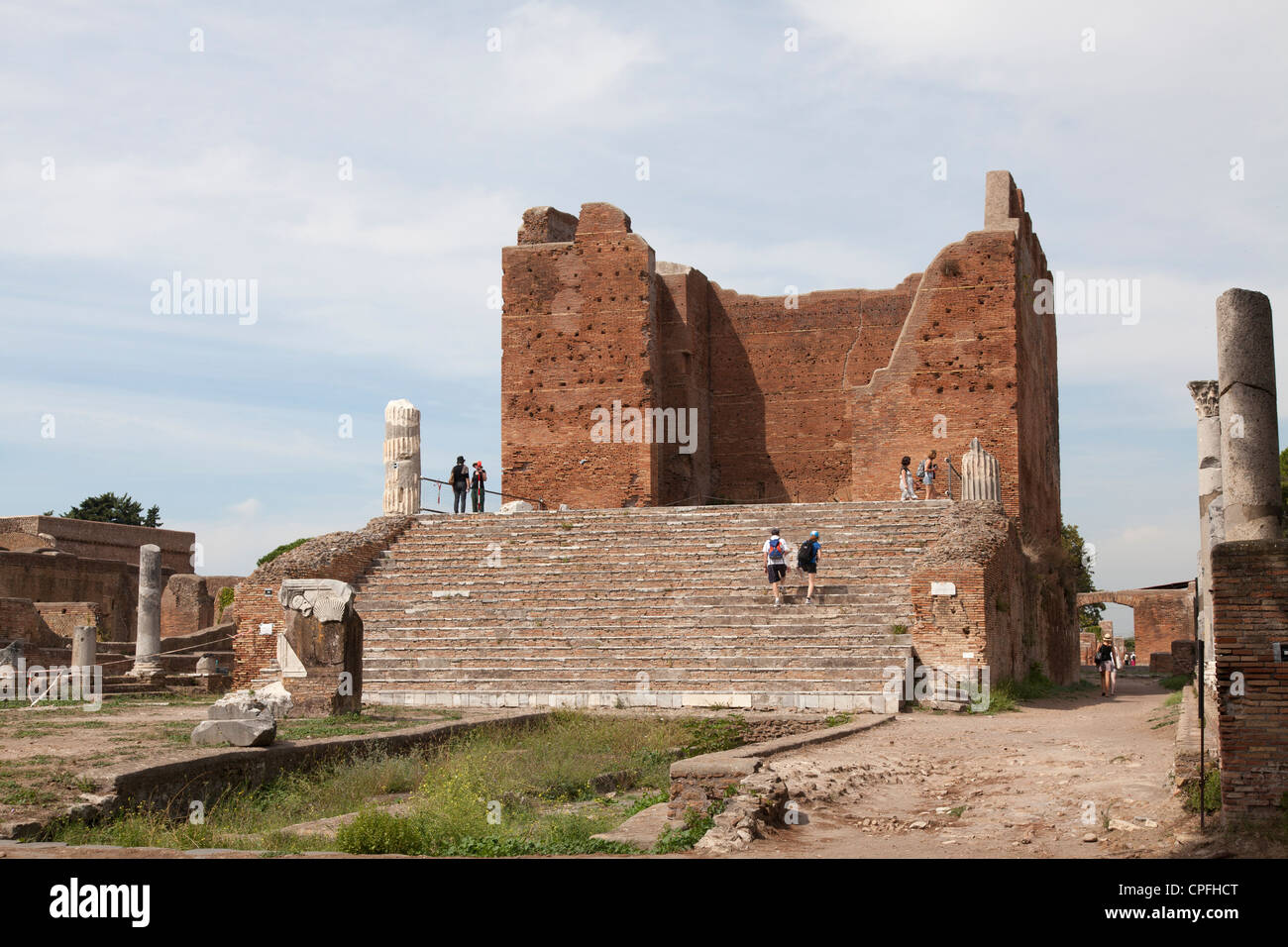 Capitolium e passi e il Forum presso l antico porto romano rovina città di Ostia vicino Roma Foto Stock
