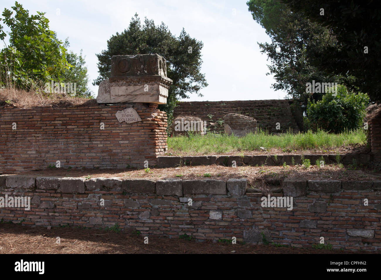 Tempio Collegiale presso l'antico porto romano rovina città di Ostia vicino Roma Foto Stock