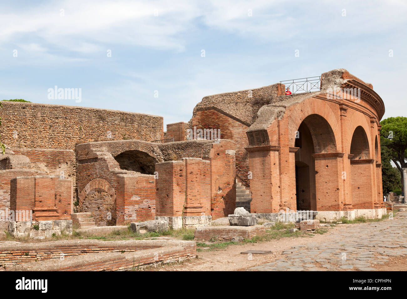 Il teatro e le colonne da Decumanus presso l'antico porto romano rovina città di Ostia vicino Roma Foto Stock