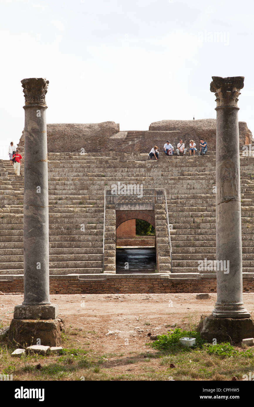 La cavea del teatro all'antica porta romana città rovina di Ostia vicino  Roma Foto stock - Alamy