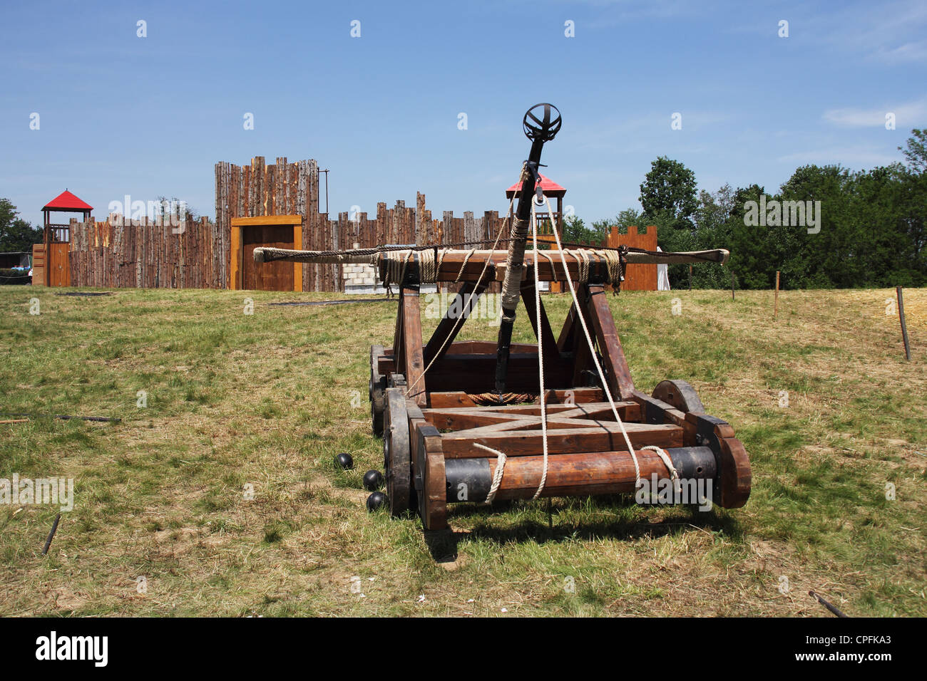 Catapulta di legno che è stato utilizzato durante il Medioevo Foto Stock