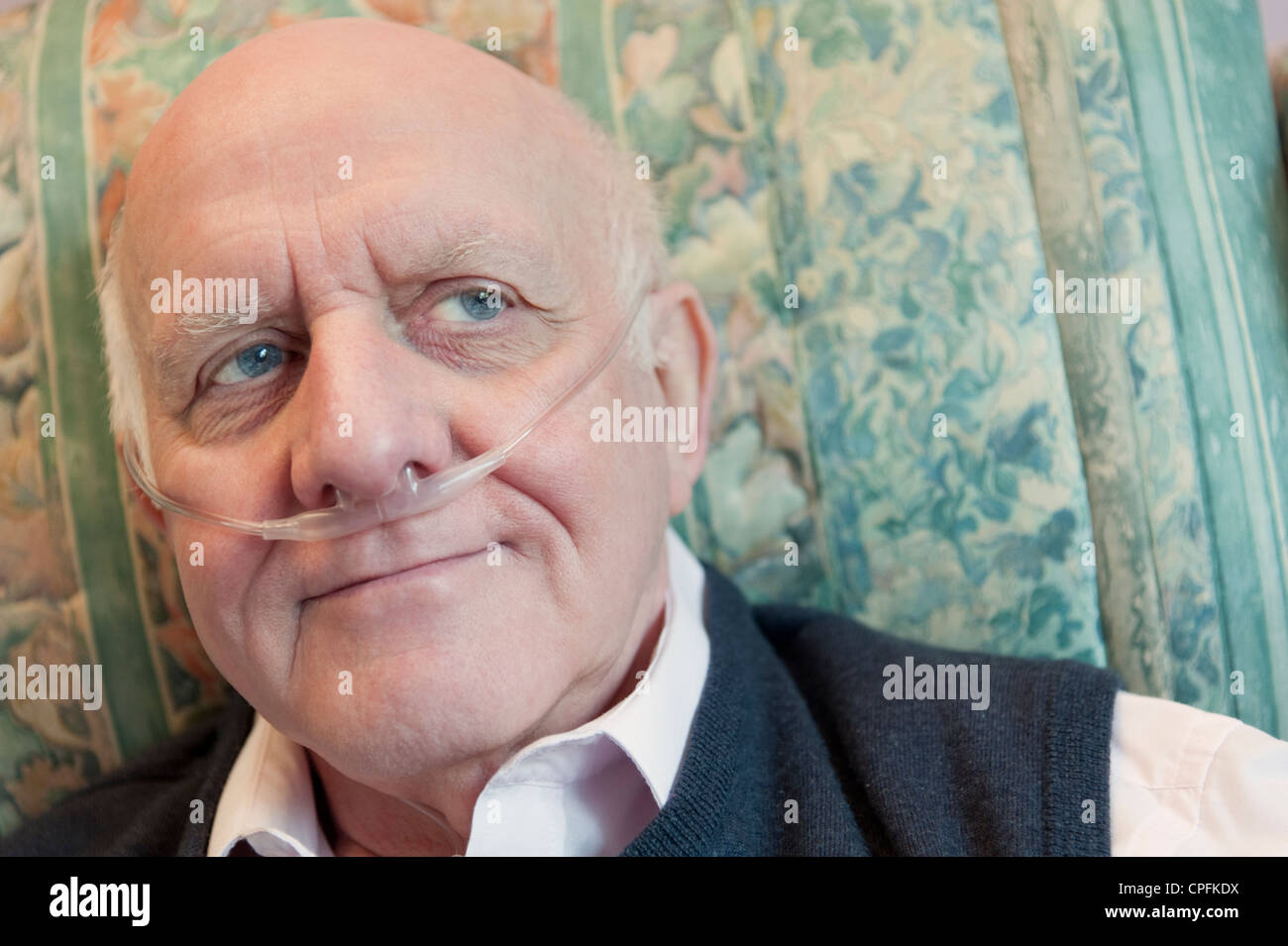 Closeup ritratto di un uomo anziano che indossa ossigeno tubo nasale Foto Stock