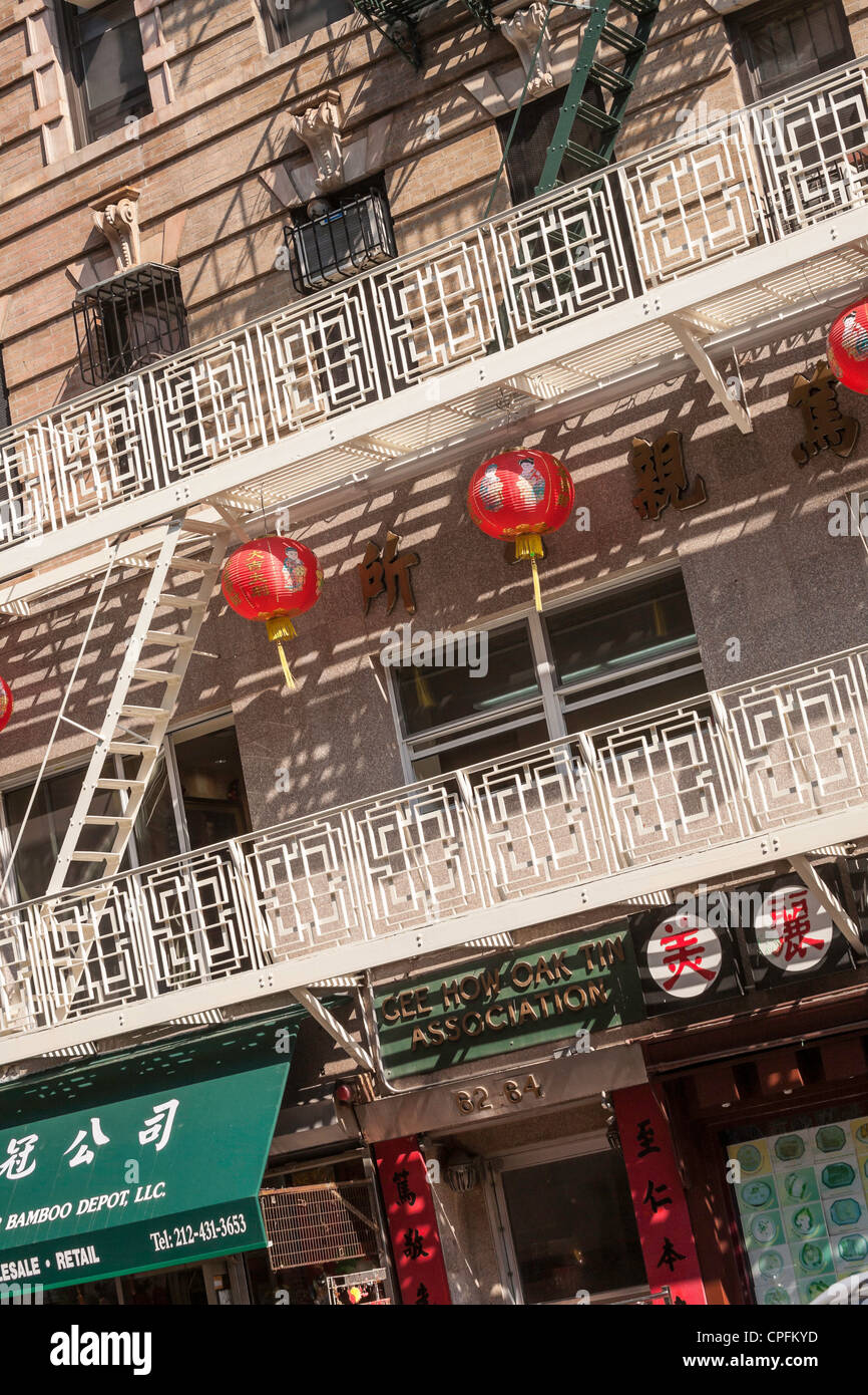 Lanterne e balconi su Bayard Street, Chinatown, NYC Foto Stock