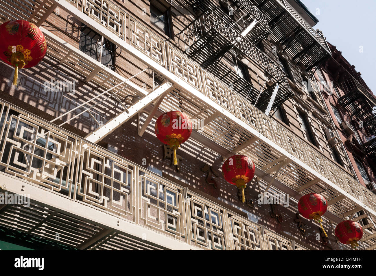 Lanterne e balconi su Bayard Street, Chinatown, NYC Foto Stock