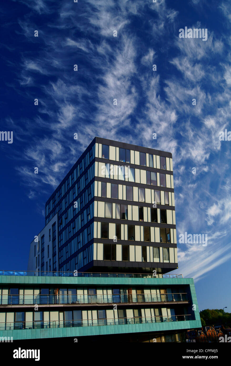 UK,South Yorkshire,Sheffield,Centro,Cinque sbarramenti a piedi,uffici moderni edifici accanto al Fiume Don con Cirrus Cloud Foto Stock