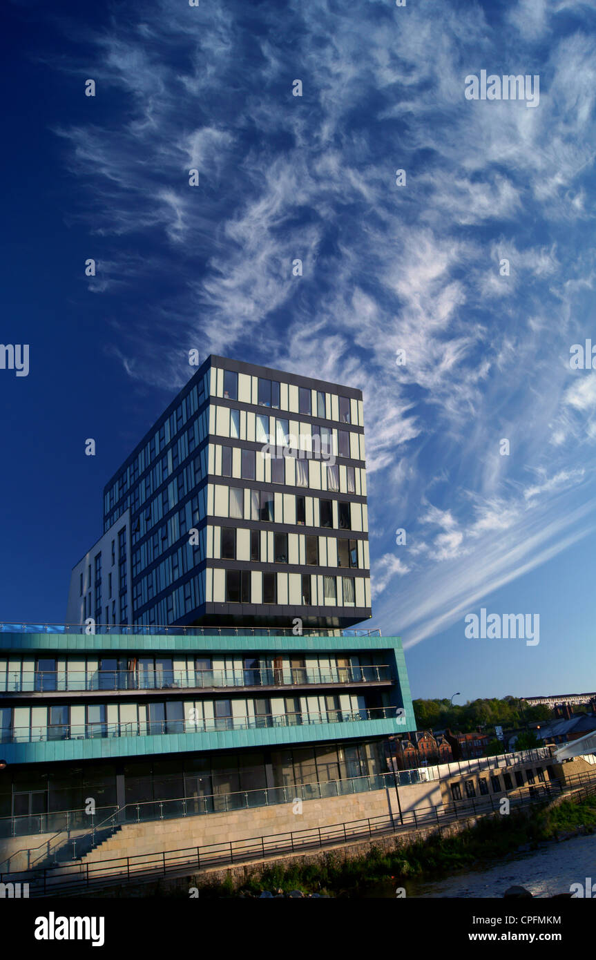 UK,South Yorkshire,Sheffield,Centro,Cinque sbarramenti a piedi,Moderno appartamento immobili accanto al Fiume Don con Cirrus Cloud Foto Stock