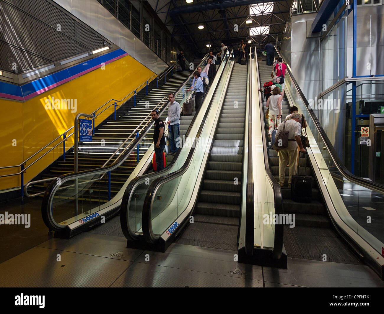 Scale mobili presso l' aeroporto di Barajas a Madrid, Spagna Foto Stock