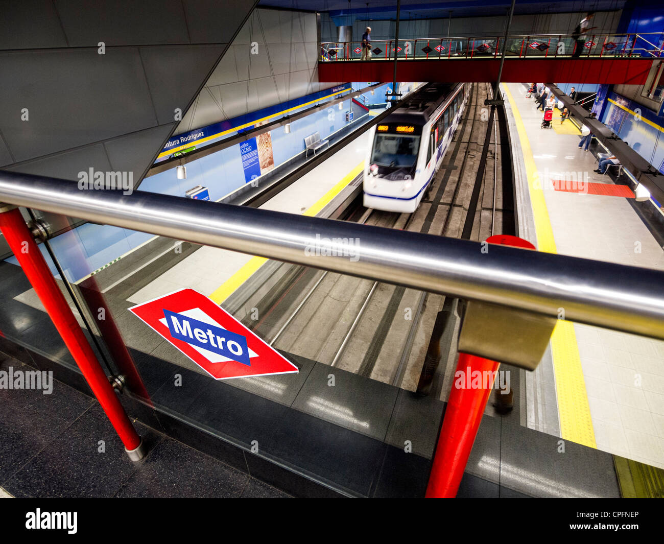 Treno alla Ventura Rodriguez stazione della metropolitana di piattaforma in Madrid, Spagna Foto Stock