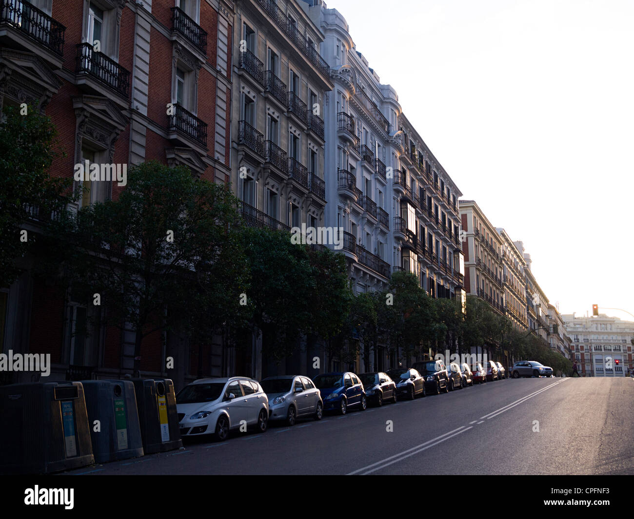 Fila di automobili parcheggiate Foto Stock